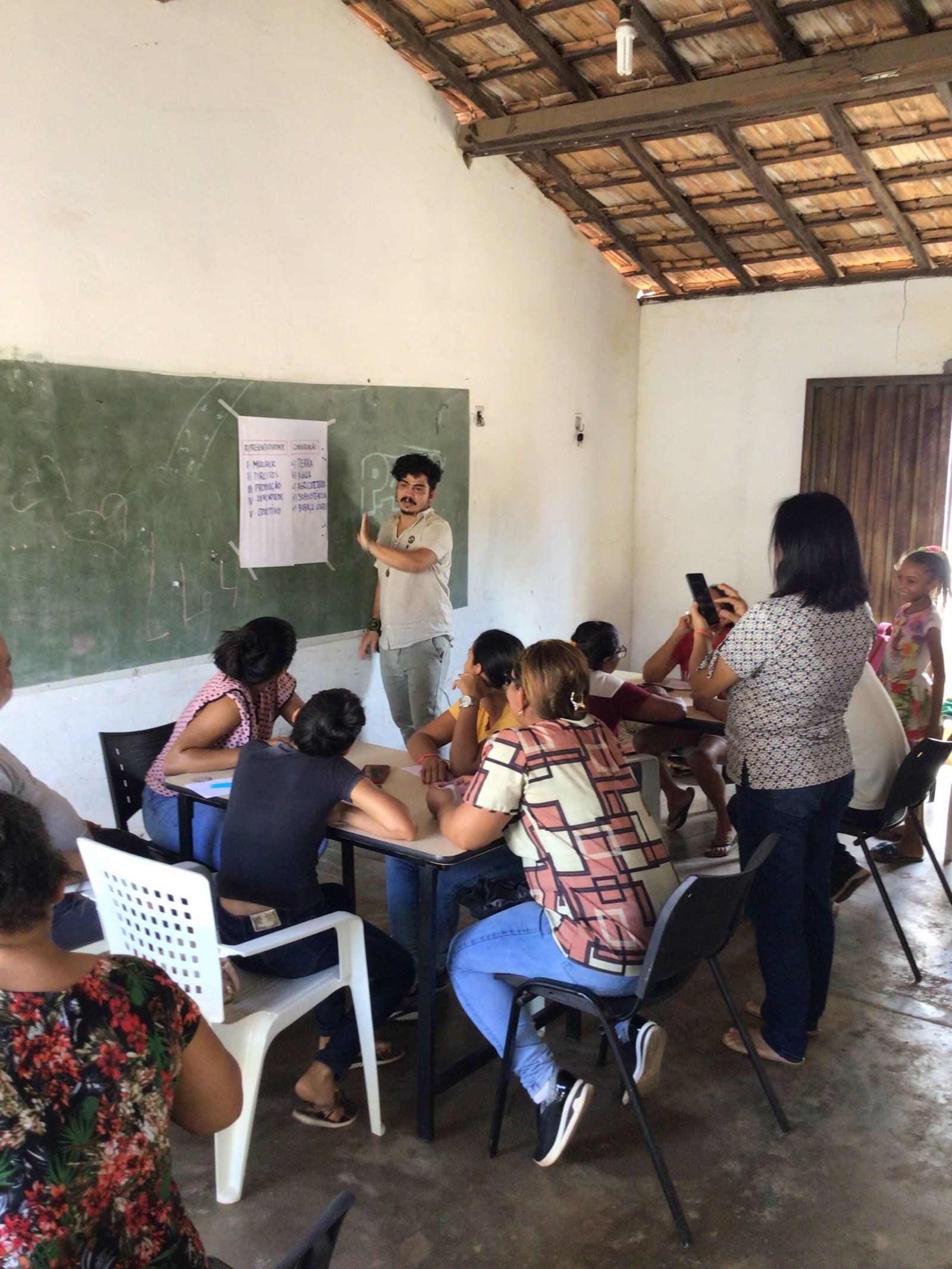 Foto do nosso time discutindo sobre metodologias próprias e exclusivas